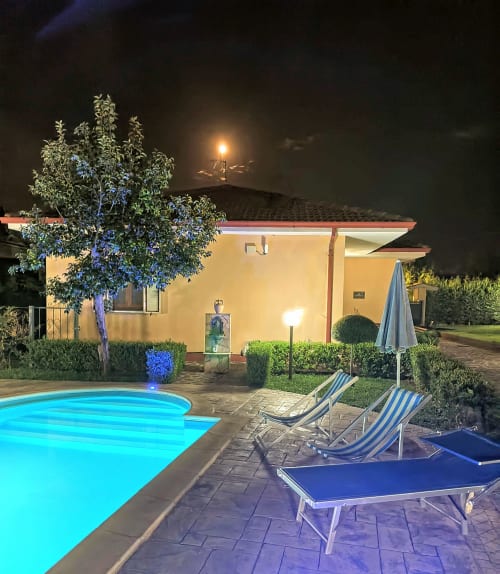 piscina in notturna