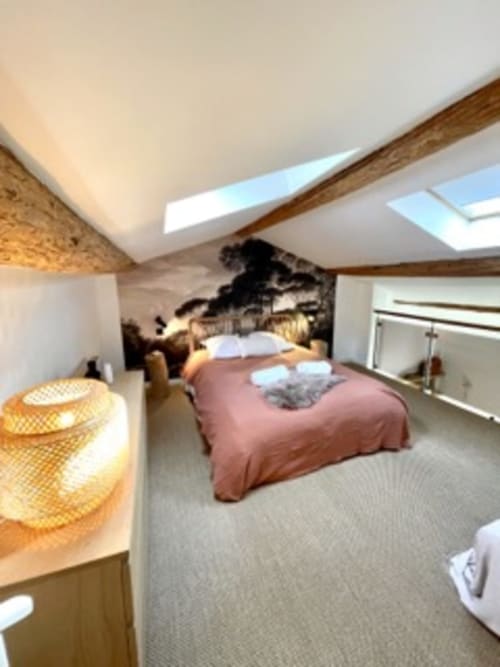 Chambre d'hôtes maison florence ivakno à coudoux proche Aix-en-provence meublé de tourisme 4 étoiles suite romantique avec jacuzzi et piscine maison de vacances pour 15 personnes gîte de charme pour 4 gîte de charme mezzanine loft 