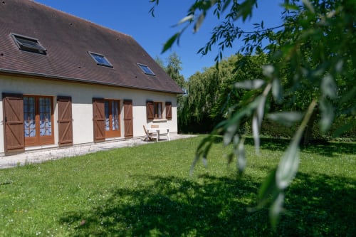 Vue arrière du jardin du Clos Magedon - Chambres d'hôtes - idéal pour la détente et le calme
