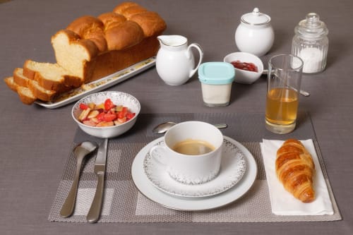 Le petit-déjeuner français par excellence au Clos Magedon où nous privilégions le "fait maison"  (homemade) - Croissants, pains au chocolat, brioche, gaufres, pancakes, selon mon humeur et vos envies - Petit-déjeuner compris - Chambres d'hôtes - Yvelines