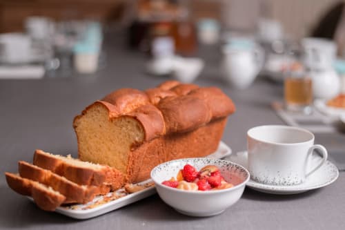 Brioche "maison" - salade de fruits frais - Petit-déjeuner continental au Clos Magedon - Chambres d'hôtes