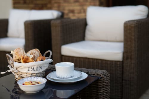 Savourez votre petit-déjeuner sur la terrasse du Clos Magedon, tout en prenant un bain de soleil - Chambres d'hôtes - Vallée de la Seine