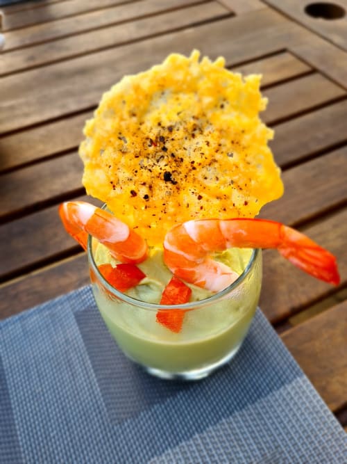 Verrine d'avocat crevettes et sa tuile au parmesan