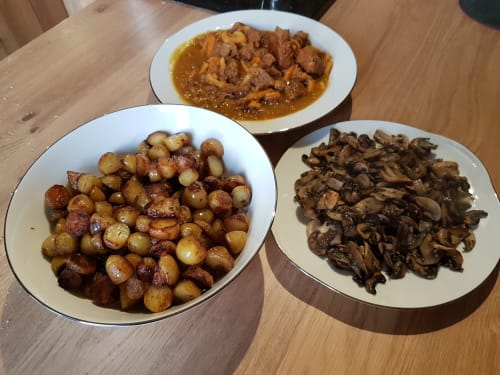 Champignons de Paris frais, pomme de terre rôties, veau en sauce. Simple mais gouteux.