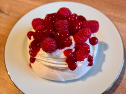 Notre Pavlova aux fruits rouges. Un régal pour les yeux et les pupilles