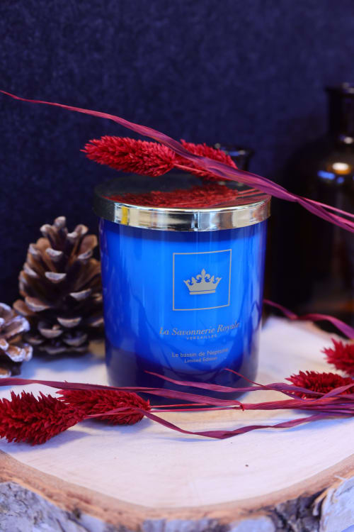 Bougie Le Bassin de Neptune - édition limitée - Les bougies sont
accompagnées d’un couvercle doré, pour une ambiance Royale chic
dans vos décorations intérieures et extérieures - Savonnerie Royale de Versailles - à découvrir au Clos Magedon pour offrir et se faire plaisir - Chambres d'hôtes