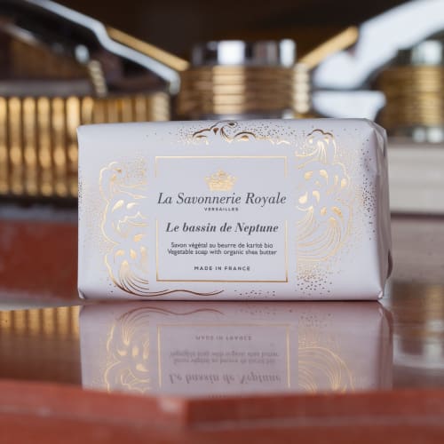 Savon Le Bassin de Neptune avec sa fleur de lys gravée - Le bassin de Neptune est
situé dans les jardins du
Château de Versailles. Cette
fragrance marine associée
aux notes de musc et
d’agrumes, laissera un
parfum enivrant sur la peau - Savonnerie Royale de Versailles - plaisir d'offrir - Clos Magedon - Chambres d'hôtes