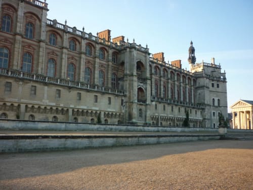 Le Château de Saint-Germain en Laye et son parc pour de belles ballades, sans oublier son marché le dimanche matin- proche du Clos Magedon