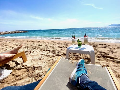 Détente en bord de mer à Villa Colina, Mandelieu avec cocktails et vue sur l'océan aux eaux bleues
