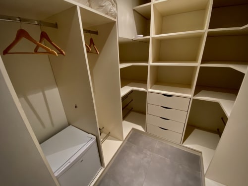 Dressing spacieux avec rangements blancs, tiroirs et portants à la Villa Colina, chambre Deluxe à Mandelieu-la-Napoule