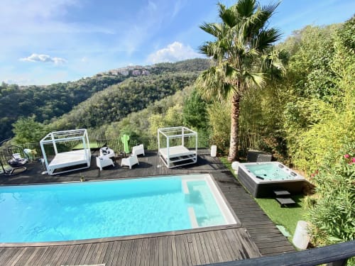 Terrasse de luxe avec piscine et spa de la Villa Colina, vue sur les montagnes à Mandelieu-la-Napoule, chaises longues et bain à remous
