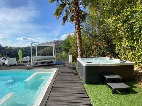 Terrasse piscine et spa luxe à Villa Colina, Mandelieu-la-Napoule avec bain à remous chauffé et vue sur les montagnes
