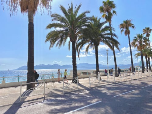 Promenade en bord de mer avec palmiers et vue sur la Méditerranée à Mandelieu-la-Napoule, Villa Colina