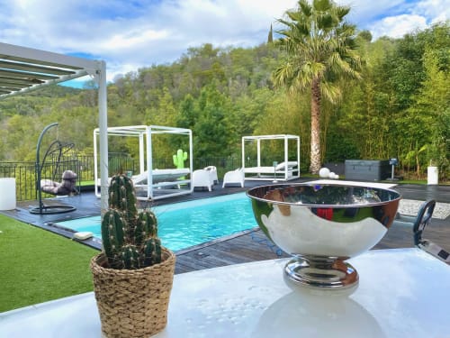 Terrasse piscine luxe Villa Colina avec eau turquoise, palmier et collines boisées à Mandelieu-la-Napoule