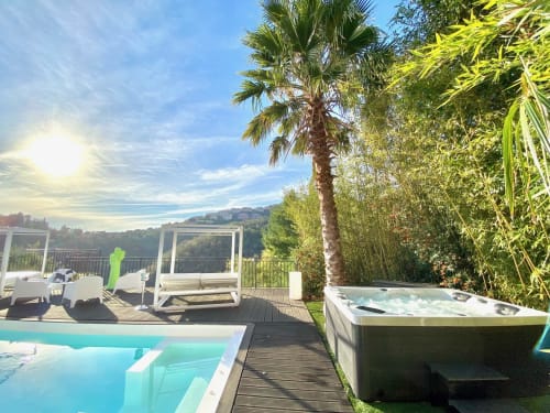Terrasse de luxe Villa Colina avec piscine, bain à remous, palmier et vue mer à Mandelieu-la-Napoule