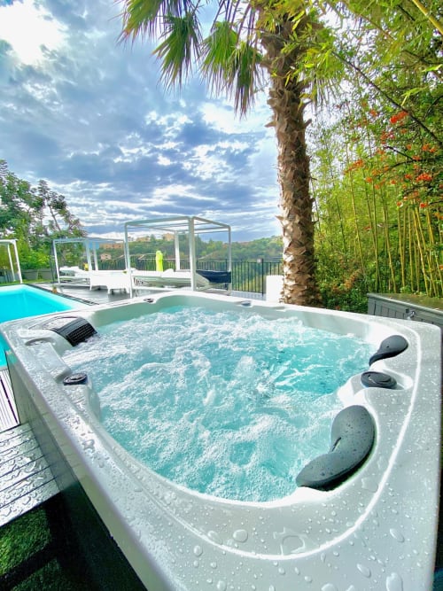 Luxueux bain à remous avec jets turquoise à la Villa Colina à Mandelieu la Napoule, dominant la piscine et le paysage