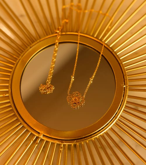 Collier plaqué or - Collection inspirée de
L’Orangerie du Château de Versailles : des créations
qui mettent à l’honneur
l’excellence versaillaise - Le Clos Magedon, partenaire de la Savonnerie Royale de Versailles - Les Demoiselles à Versailles