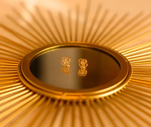 Boucles d'oreilles plaqué or - Collection inspirée de
L’Orangerie du Château de Versailles : des créations
qui mettent à l’honneur
l’excellence versaillaise - Le Clos Magedon, partenaire de la Savonnerie Royale de Versailles - Les Demoiselles à Versailles