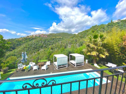 Terrasse de luxe avec piscine Villa Colina à Mandelieu, cabanas, transats et vue sur les Esterels