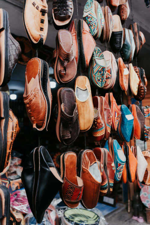 Qoui de mieux qu'une ballade dans la médina d'Essaouira, Maroc afin de trouver une belle paire de babouches à votre taille