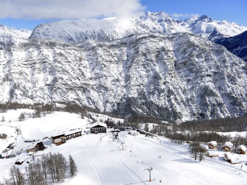 Station de ski Le Lauzet-Ubaye avec pistes enneigées, refuge alpin et montagnes aux pics couverts de neige