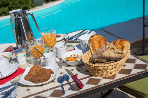 Domaine des Pierres Blanches Petit déjeuner copieux en exterieur