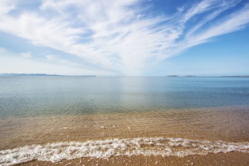 Vue paisible de la plage avec rivage de sable et eaux turquoise calmes à Affittacamere Al Mare, Torre Grande Oristano, Italie