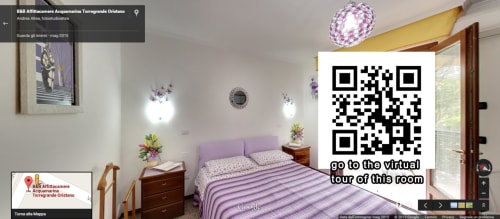 Chambre Double Moon avec lit à rayures violettes et vue sur le jardin à l'Affittacamere Acquamarina, Torre Grande Oristano