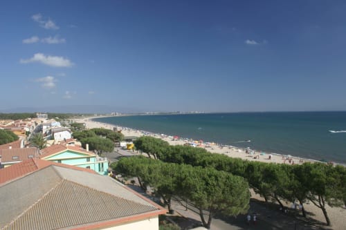 Vue aérienne de la plage Torre Grande à Oristano avec hôtels, pins et eaux méditerranéennes turquoises