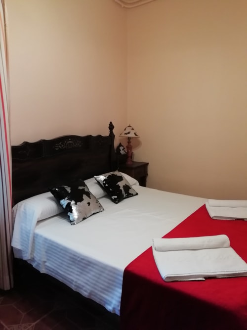 Habitación Rossinyol|Sant Martí de Centelles-Alcoba situada en la planta baja y con vistas a la soleada era de la masía, pensada y adaptada para personas con discapacidad o con movilidad reducida. Su cama es doble y tiene incrustaciones de marquetería, mientras que el armario se ofrece más bajo, pensado para servir una mayor comodidad de acceso.