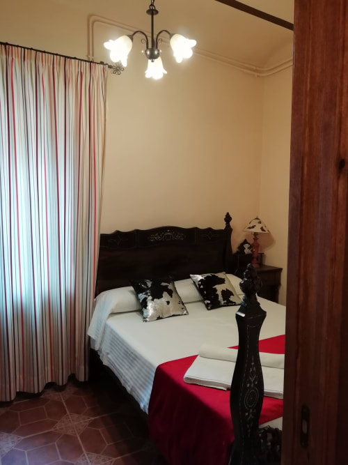 Habitación Rossinyol|Sant Martí de Centelles-Alcoba situada en la planta baja y con vistas a la soleada era de la masía, pensada y adaptada para personas con discapacidad o con movilidad reducida. Su cama es doble y tiene incrustaciones de marquetería, mientras que el armario se ofrece más bajo, pensado para servir una mayor comodidad de acceso.