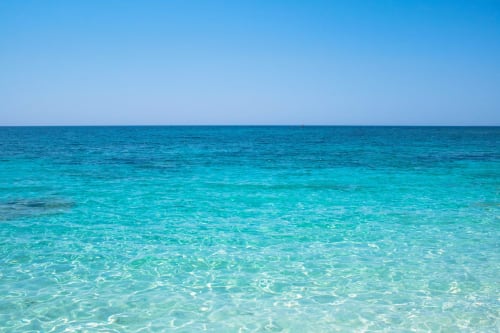 Mer turquoise cristalline et ciel bleu à l'Affittacamere Al Mare à Torre Grande, Oristano Italie