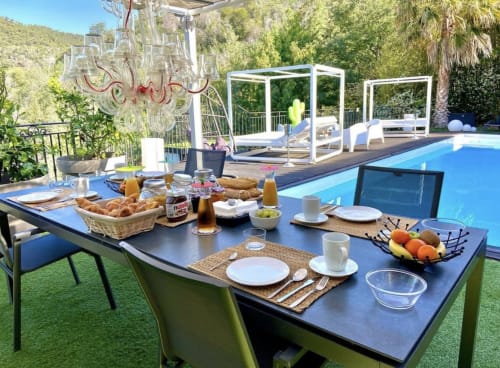 Terrasse petit-déjeuner Villa Colina avec vue sur la piscine, boutique B&B Mandelieu la Napoule