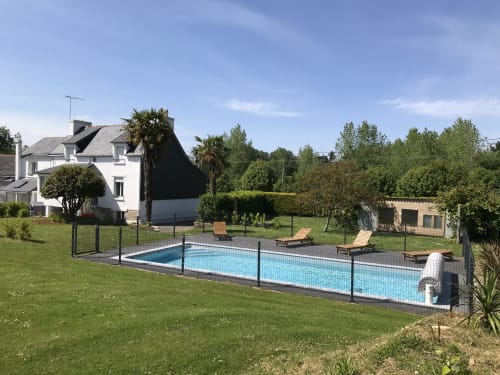Piscine avec clôture de sécurité aux Gîtes De L'odet, une charmante maison d'hôtes à Clohars-Fouesnant, Bretagne