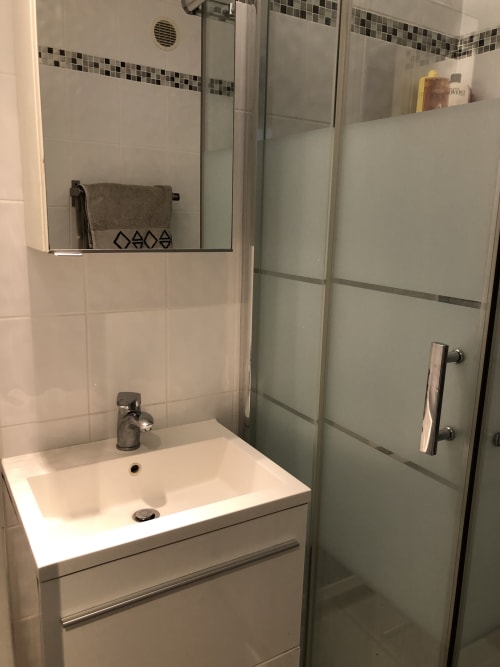 Salle de bain et toilettes séparés . Machine à laver à disposition