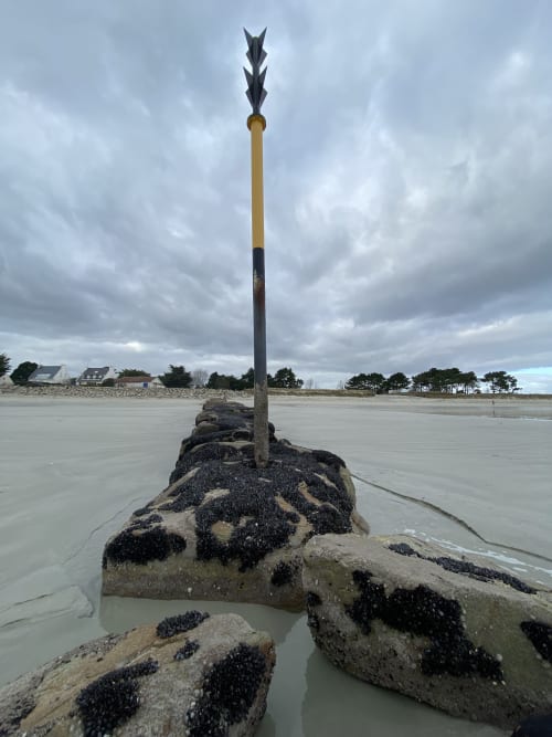 Poteau de marée sur plage rocheuse aux Gîtes De L'odet à Clohars-Fouesnant, Bretagne