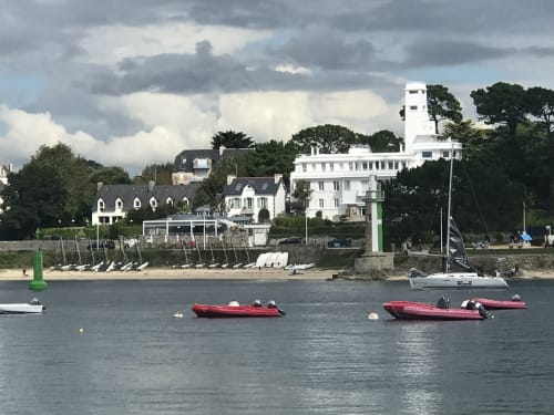 Les Gîtes De L'odet, gîte bord de mer à Clohars-Fouesnant avec bateaux rouges amarrés au large