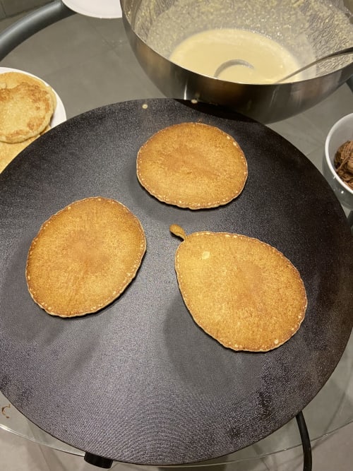 Crêpes dorées cuisant sur la plancha aux Gîtes De L'odet, chambres d'hôtes à Clohars-Fouesnant