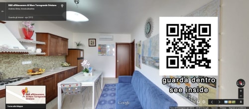 Cuisine-chambre moderne à l'Affittacamere Al Mare, Torre Grande Oristano avec meubles en bois, lit bleu et coin repas