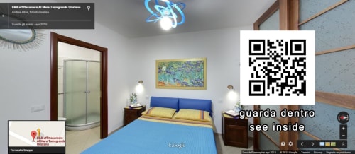 Chambre double bleue avec salle de bain attenante et vue sur jardin à l'Affittacamere Al Mare à Torre Grande, Oristano