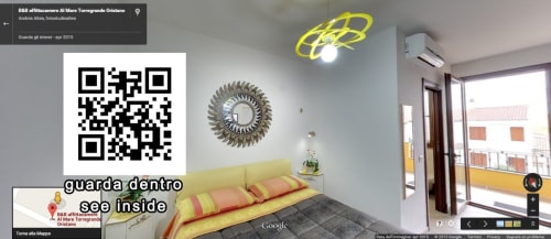 Lit double jaune vif avec coussins colorés dans une chambre moderne à Al Mare Terregrande, Torre Grande Oristano