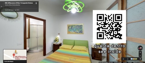 Chambre double verdoyante avec vue sur jardin à Al Mare Affittacamere, Torre Grande Oristano. Dispose d'une douche, TV écran plat et