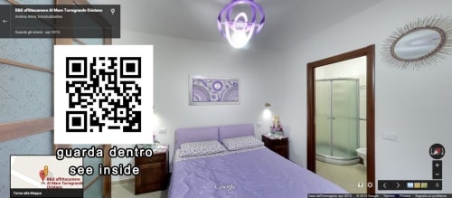 Chambre double lilas à Affittacamere Al Mare à Torre Grande Oristano avec mobilier violet, salle de bain privée et jardin
