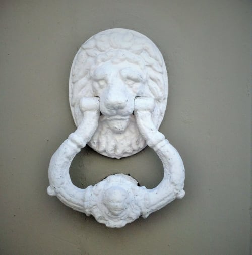 Llamador de león del Slow City Hostel de Pontevedra