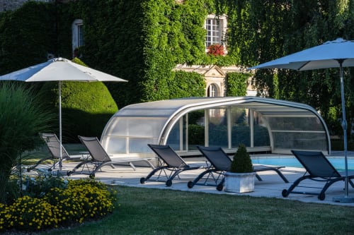 Transats pour une sieste au bord de la piscine
