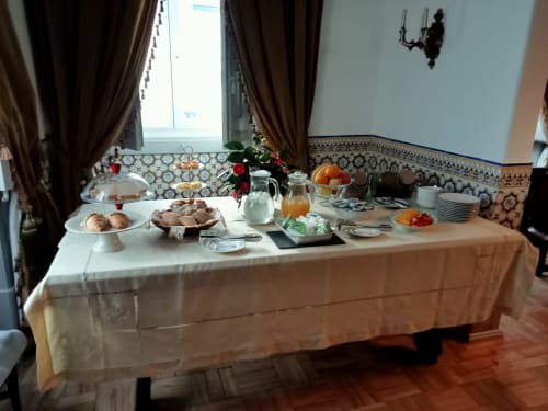 Elegant breakfast buffet at Patio Da Villa guest house in Coruche with pastries, fruits, and fresh juices