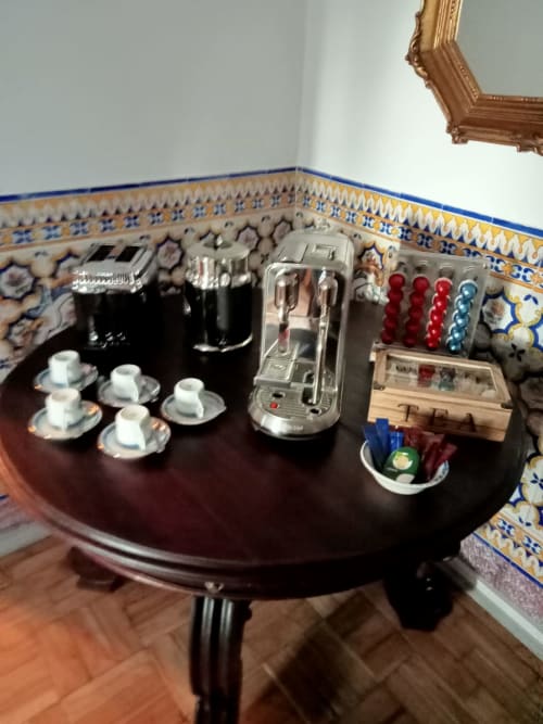 Hotel beverage station with coffee maker, cups, and amenities at Patio Da Villa guesthouse in Coruche
