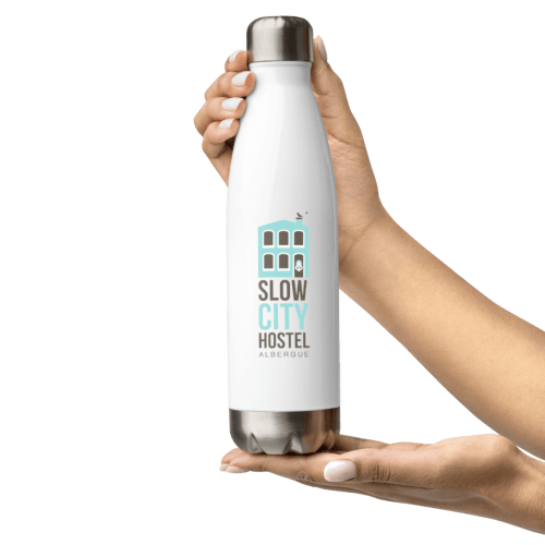 Botella con ehm logo del Slow City Hostel Albergue