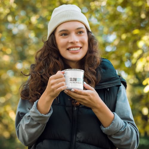 Taza metálica con el logo del Slow city Hostel