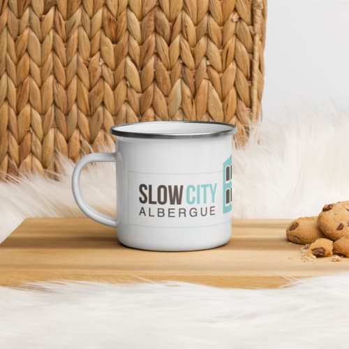 Taza metálica con el logo del Slow city Hostel